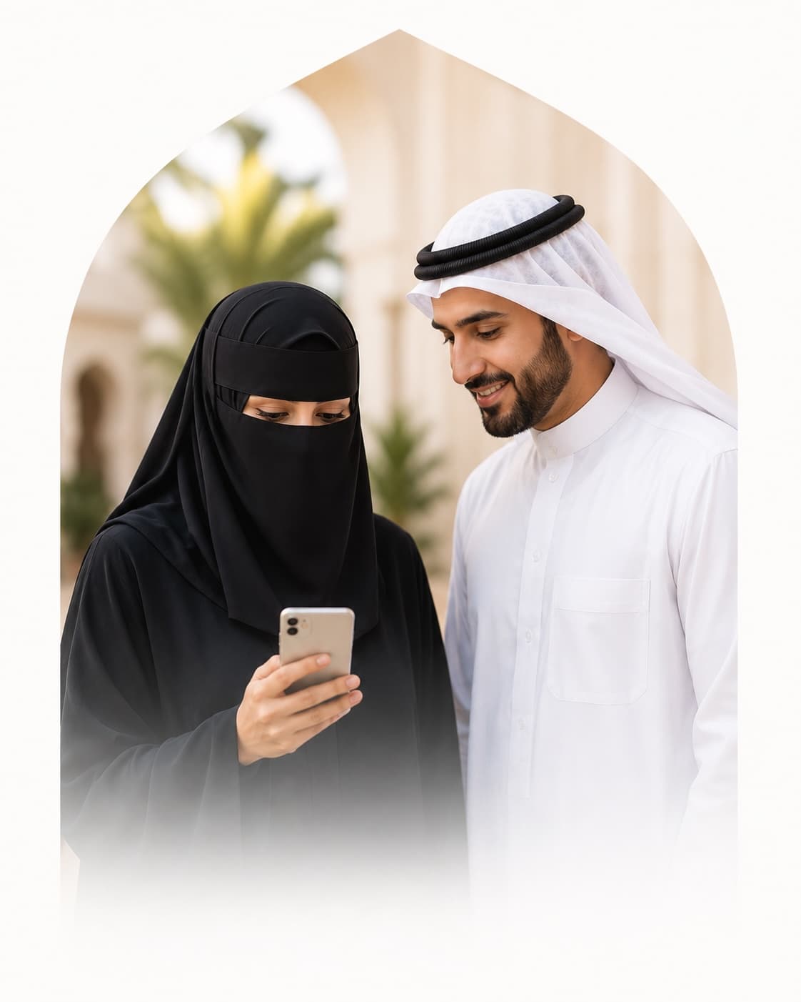 زوجان سعوديان يتصفحان الهاتف في أجواء محافظة وهادئة